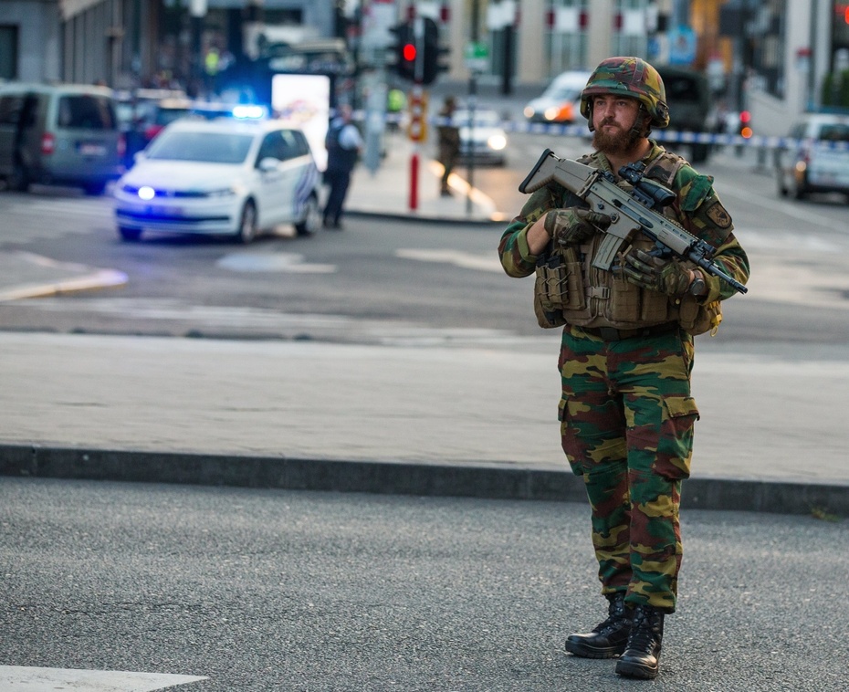 Belgijski żołnierz przed Dworcem Centralnym w Brukseli, fot. PAP/EPA/STEPHANIE LECOCQ