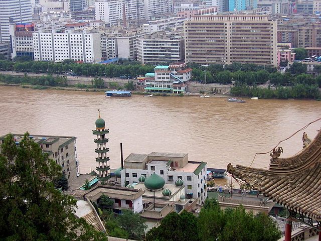 Huang He przepływając przez miasto Lanzhou, stolice prowincji Gansu