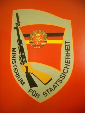 Emblemat Stasi, czyli Ministerium für Staatssicherheit (MfS)
