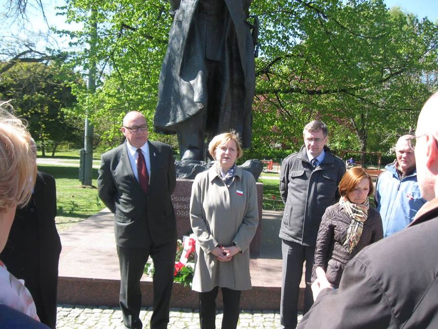 Pod pomnikiem Marszałka z Minister Anną Fotygą