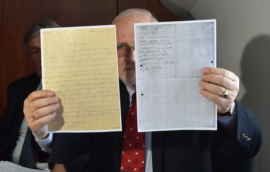 Mec. Jan Widacki prezentuje próbki pisma byłego prezydenta Lecha Wałęsy, fot. PAP/Jacek Bednarczyk