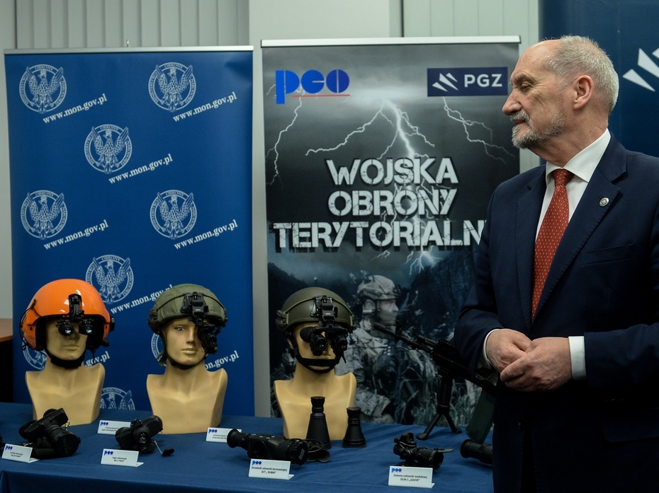 Antoni Macierewicz ogląda w PCO sprzęt dla WOt, fot. PAP/Marcin Obara
