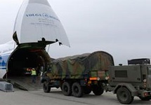 Załadunek wojska do An-124 (Rusłan)