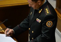 Nowy minister obrony Ukrainy "podpisuje" tekst przysięgi 3