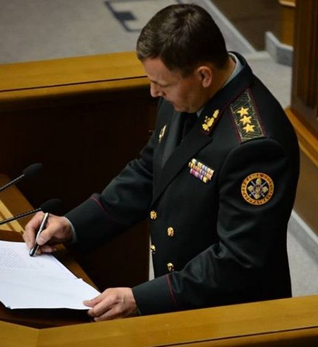 Nowy minister obrony Ukrainy "podpisuje" tekst przysięgi 3
