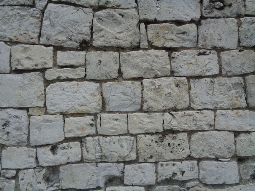 Częstochowskie mury z jurajskiego wapienia zwanego płytowym