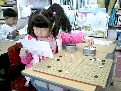 01-Japońskie dzieci Go uczą się już w przedszkolu