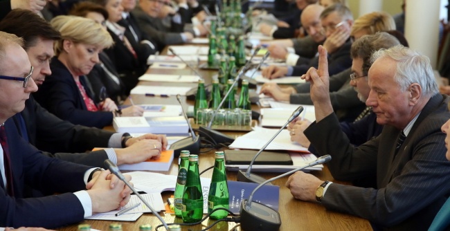 Senacka komisja rozpatrywała ustawę budżetową na rok 2017. fot. PAP/Tomasz Gzell