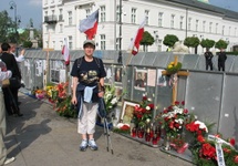 Krakowskie Przedmieście w Warszawie - ostatni dzień ‘zakazanego krzyża’, ‘zakazanych kwiatów’ (wrzesien 2010)
Fot. H.BBorowski