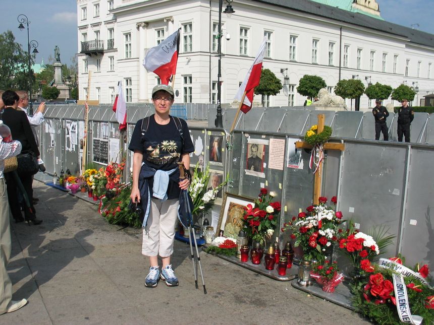 Krakowskie Przedmieście w Warszawie - ostatni dzień ‘zakazanego krzyża’, ‘zakazanych kwiatów’ (wrzesien 2010)
Fot. H.BBorowski