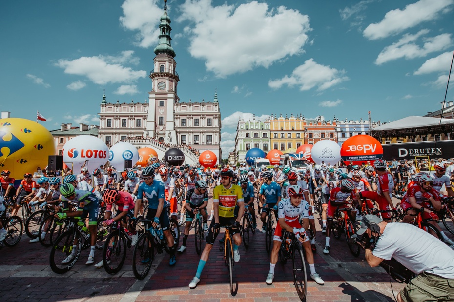 Start jednego z etapów Tour de Pologne na Rynku Wielkim w Zamościu, fot. Szymon Gruchalski, archiwum UMWL