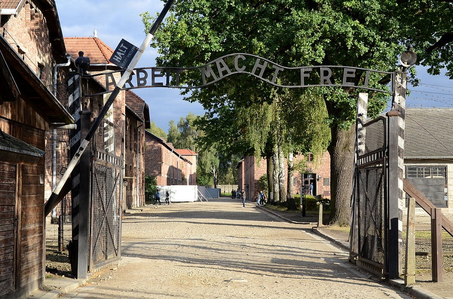 Brama prowadząca do obozu Auschwitz I, fot. Wikimedia Commons