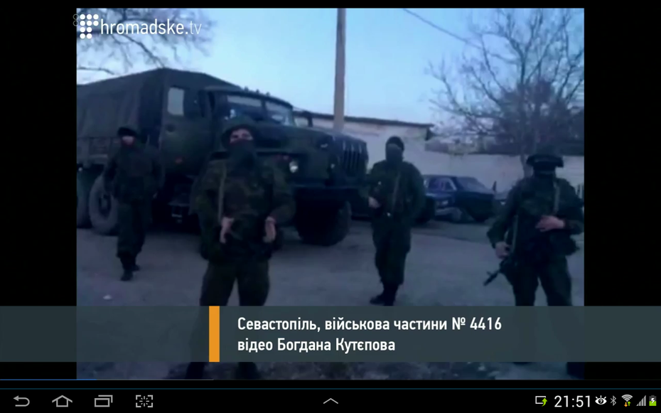 Tacy chłopacy z Rosji 'patrulują' perymetr częsci wojskowej w Sewastopolu