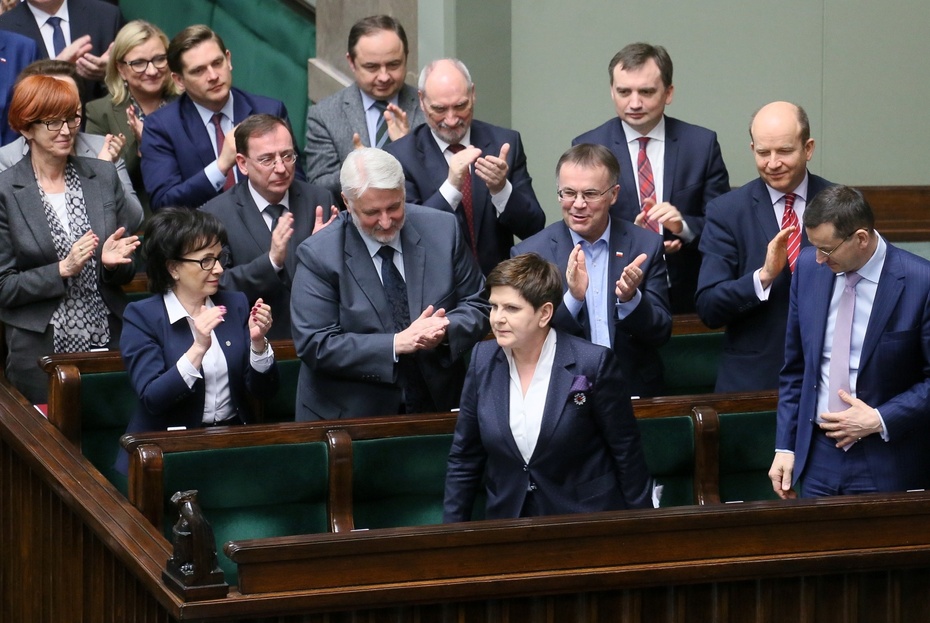 Oklaski dla premier Szydło po wystąpieniu, fot. PAP/Paweł Supernak