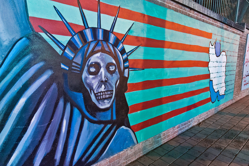Ameryka w oczach irańskiego grafficiarza. Mur dawnej ambasady USA w Teheranie