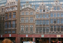 Fasadowa Unia? Rynek w Brukseli z fasadami namalowanymi na rusztowaniu. Zdjęcie Alpejski