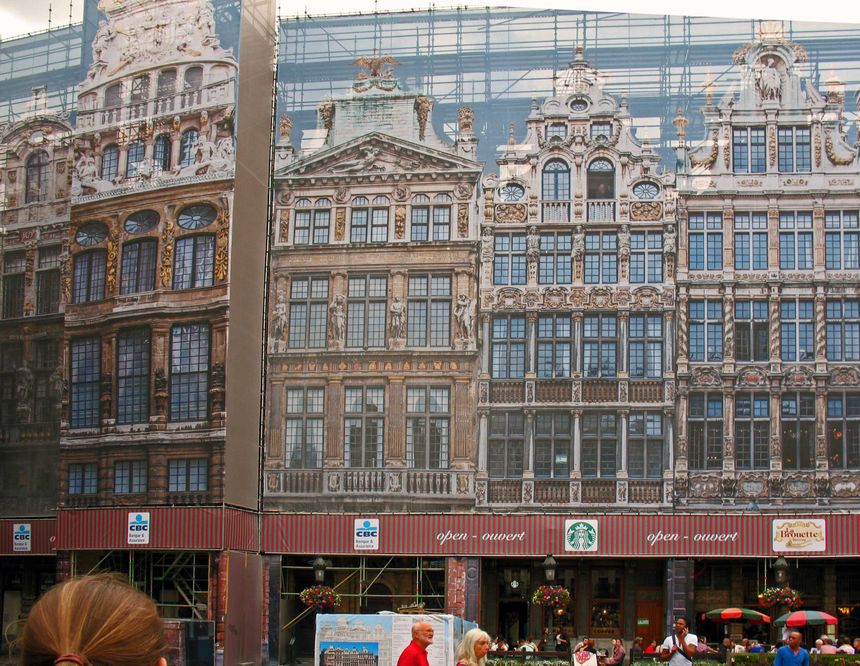 Fasadowa Unia? Rynek w Brukseli z fasadami namalowanymi na rusztowaniu. Zdjęcie Alpejski