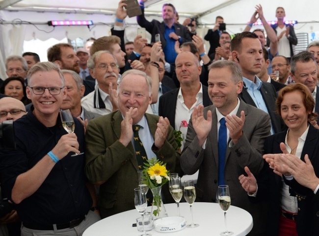 Sztab AfD po wygranej. Drugi z prawej Leif-Erik Holm, fot. PAP/EPA/DANIEL BOCKWOLDT