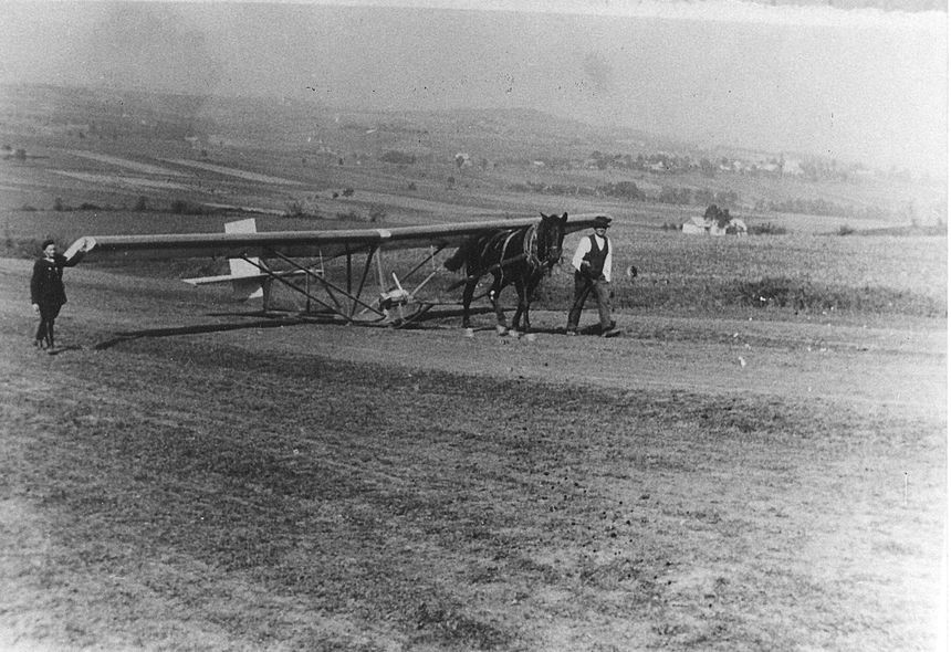Transport na miejsce startu. Przy skrzydle  policjant z Bielska-Białej.1934 rok Goleszów.  Zdjęcie: Antoni Pawliczek