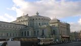 Teatr Wielki Operu i Baletu. Miłosiernie wyciąłem dźwig. trwa dobudowa w nowoczenym stylu wiekszej sceny i rozbudowa tego gmachu