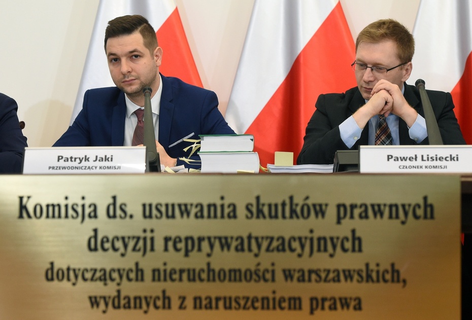 Członkowie komisji weryfikacyjnej ds. reprywatyzacji: przewodniczący Patryk Jaki i Paweł Lisiecki, fot. PAP/Radek Pietruszka