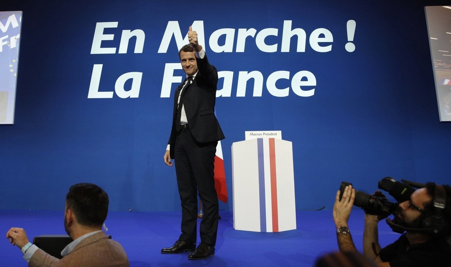 Emanuel Macron świętuje sukces w I turze wyborów prezydenckich we Francji, fot. PAP/EPA/YOAN VALAT