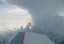 kowadło CB (cumulonimbusa) nad trójkątem bermudzkim, między Kocią Wyspą a Eleutherą.