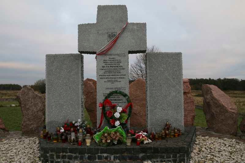 Pomnik w Hucie Pieniackiej. fot. Wikimedia Commons