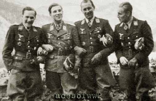 Stoją od lewej: Walter Krupiński -197 zwycięstw, Gerhard Barkhorn - 301, Johannes Wiese - 133, Erich Hartmann - 352