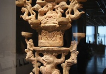 Lampa przedstawiająca Królową Matkę Zachodu - ceramika z I do II wiek n.e.