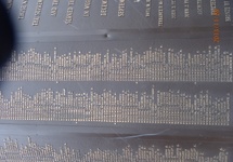 Fragment tablicy z nazwiskami poległych żołnierzy. Zbz