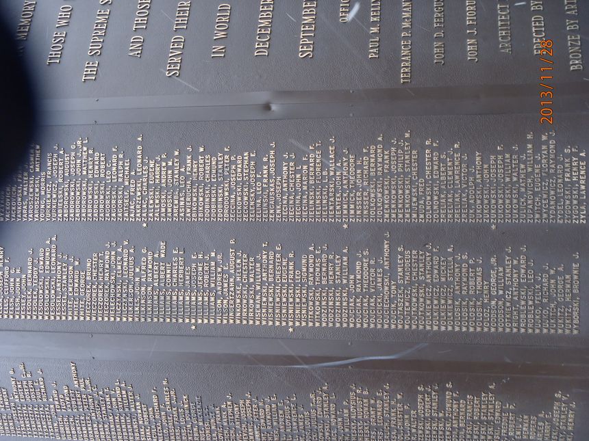 Fragment tablicy z nazwiskami poległych żołnierzy. Zbz