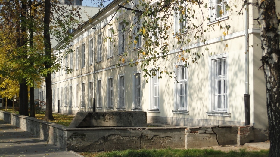 Budynek koszar WSW na rogu alej Niepodlegości i Nowowiejskiej. Na pierwszym planie ruiny bunkru.