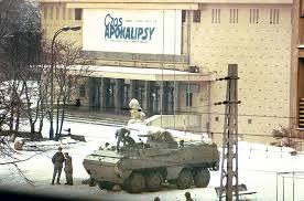 Znane zdjęcie "transporter opancerzony pod kinem Moskwa w Warszawie", w którym wyświetlano Czas Apokalipsy, Copolii - 13.12.1981