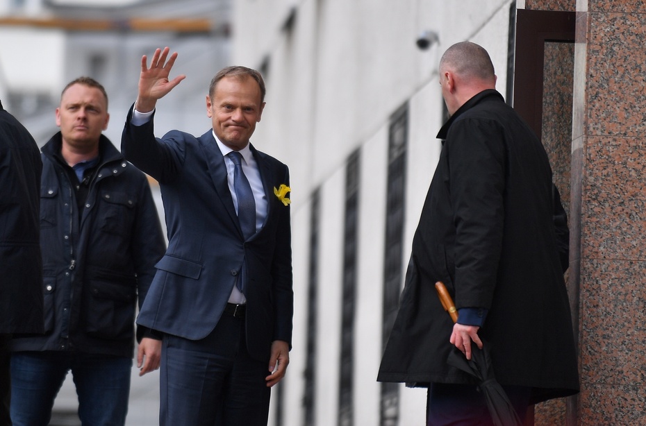 Donald Tusk przed wejściem do budynku prokuratury, fot. PAP/Bartłomiej Zborowski