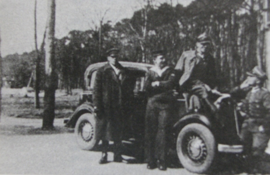 Polski Fiat 508 Junak na Westerplatte, 1939 r. Od lewej Brunon Cirocki, mat F. Bartoszak, kpt. F. Dąbrowski i por. Leon Pająk