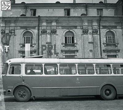 Autobus Jelcz-Ogórek na Pl.Wolności, Zamość, 1969r. 
Fot.Jerzego Filcka, z negatywów przekazanych do Archiwum Państwowego