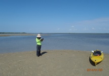 Porzucił niepotrzebną łódź na drugim brzegu i studiuje mapę na dalszą drogę. Park Narodowy Everglades Floryda zachodnia.