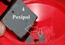 4) Smarujemy radiator Poxipolem  i wklejamy do latarki, po czym wklejamy diodę.