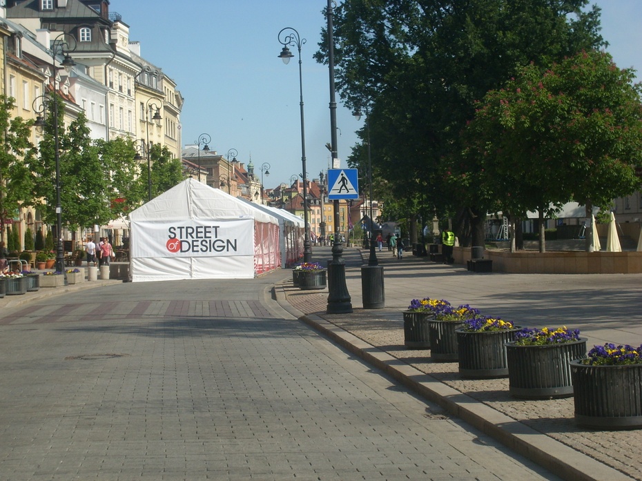 Namioty zajmują całe Krakowskie Przedmieście