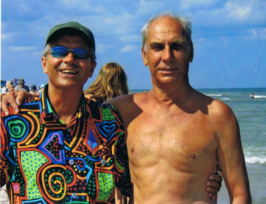 Autor z dziadkiem Kubusia w Jastarni. Kubuś poza kadrem, bo się przemieszczał po plaży z prędkością światła.