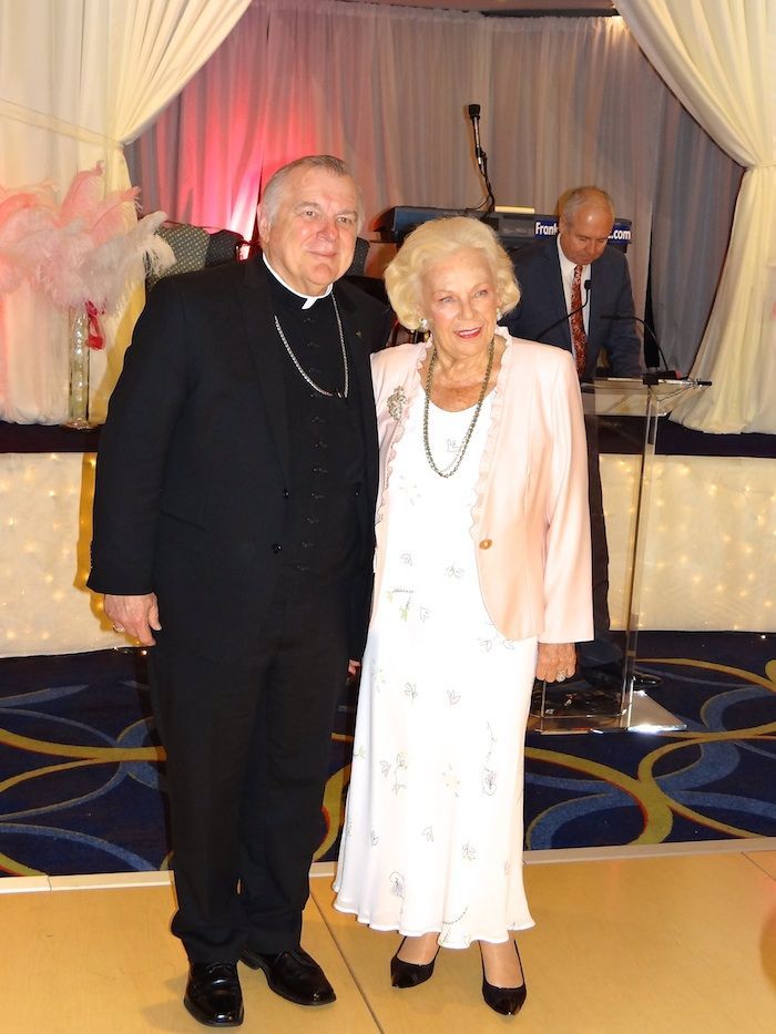 Lady Blanka Rosenstiel i arcybiskup Miami Thomas Wencki witają gości podczas brunchu
