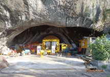 Jaskinia - świątynka, z boku mały domek buddyjskiej mniszki.