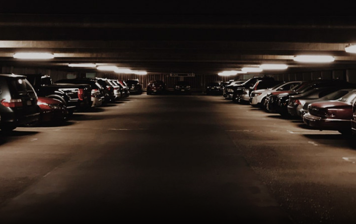 na zdjęciu: parking podziemny na 420 miejsc powstanie na pl. Powstańców Warszawy, fot. Jordan Graff / Unsplash