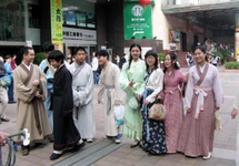 Hanfu współczesnie noszone przez młodzież uczelnianą na wyjątkowych uroczystościach 1