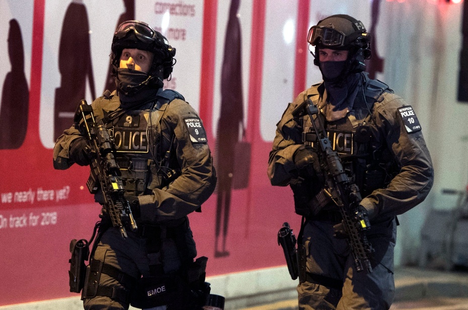 Policja brytyjska po zamachu w Londynie. Fot. PAP/EPA