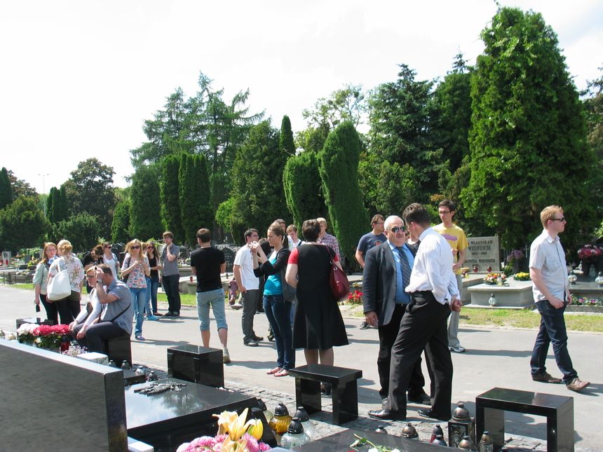 sp. Jozef Szaniawski i Jego studenci przy grobach Ofiar Tragedii Smolenskiej. Warszawa 20 05 2010
Fot. Hope Forever