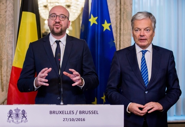 Belgijski premier Charles Michel i szef MSZ Didier Reynders, fot.  	PAP/EPA/STEPHANIE LECOCQ
