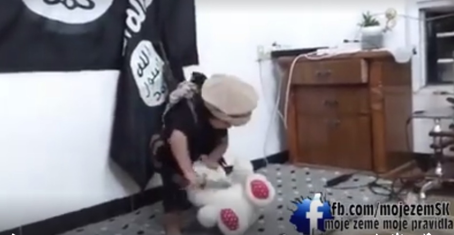Islamskie dziecko odcinające głowę białemu misiowi (fot. youtube)