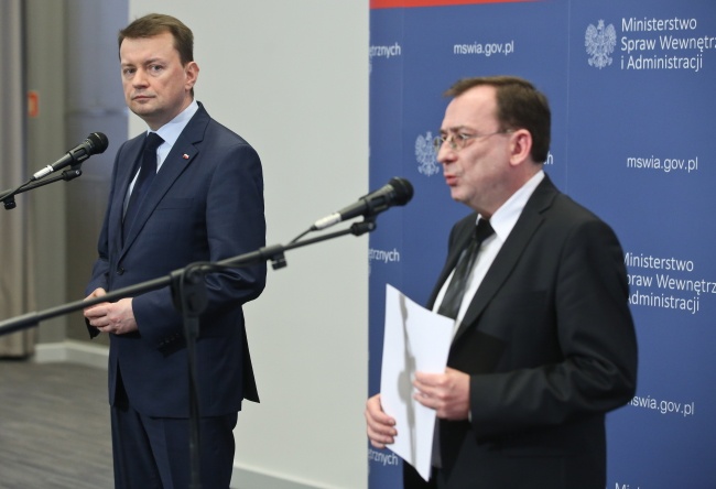 Ministrowie: Mariusz Błaszczak i Mariusz Kamiński. Fot. PAP/Rafał Guz